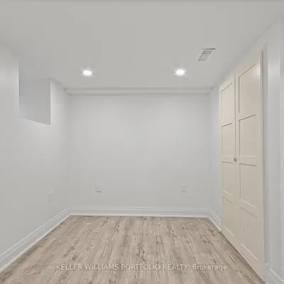 35,&nbsp;Humberside, High Park North, Toronto