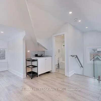 23,&nbsp;Radford, High Park-Swansea, Toronto