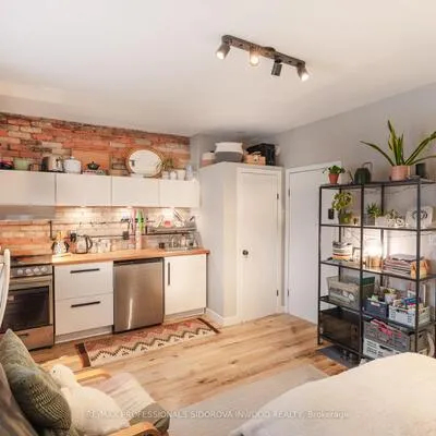2088,&nbsp;Dundas, Roncesvalles, Toronto