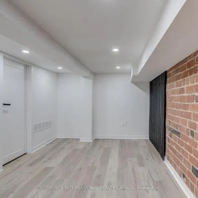120,&nbsp;Glenlake, High Park North, Toronto
