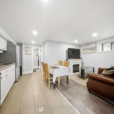 1226,&nbsp;Lansdowne, Corso Italia-Davenport, Toronto