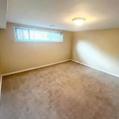 35,&nbsp;Laburnham, Long Branch, Toronto