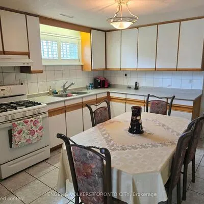 130,&nbsp;Shoreham, Black Creek, Toronto