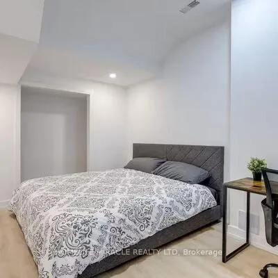 100,&nbsp;Macdonald, Mimico, Toronto