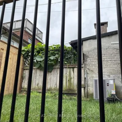 980,&nbsp;Ossington, Dovercourt-Wallace Emerson-Junction, Toronto