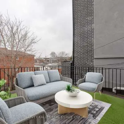 210,&nbsp;Christie, Annex, Toronto