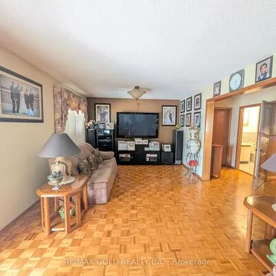 16,&nbsp;Cassis, West Humber-Clairville, Toronto