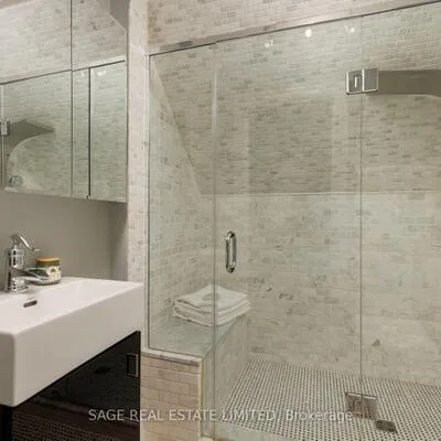 39,&nbsp;Loyalist, Kingsway South, Toronto