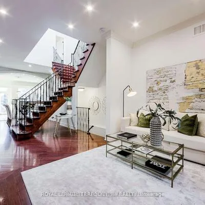 329,&nbsp;Lippincott, University, Toronto