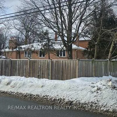 318,&nbsp;Holmes, Willowdale East, Toronto