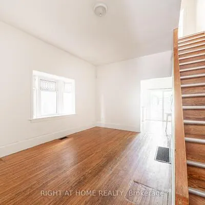 1059,&nbsp;Bathurst, Annex, Toronto