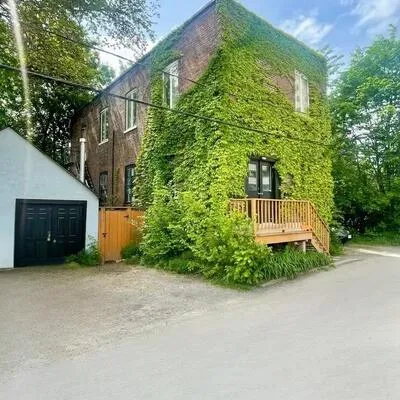 156,&nbsp;Sussex, University, Toronto