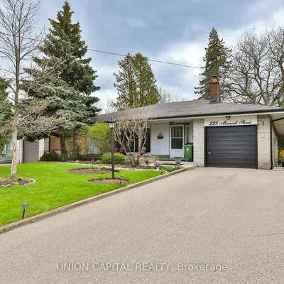 228,&nbsp;Maxwell, Bathurst Manor, Toronto