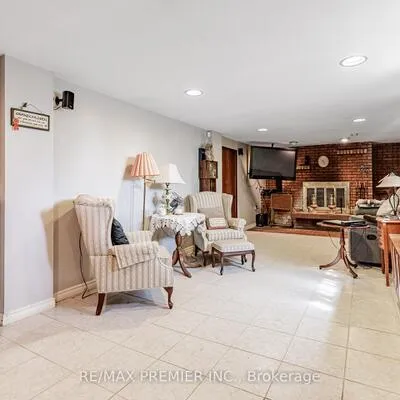 16,&nbsp;Goddard, Bathurst Manor, Toronto