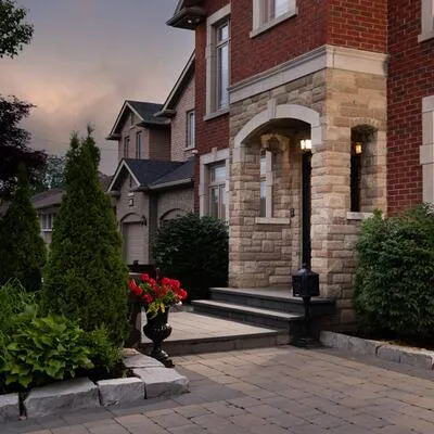 127,&nbsp;Sultana, Englemount-Lawrence, Toronto