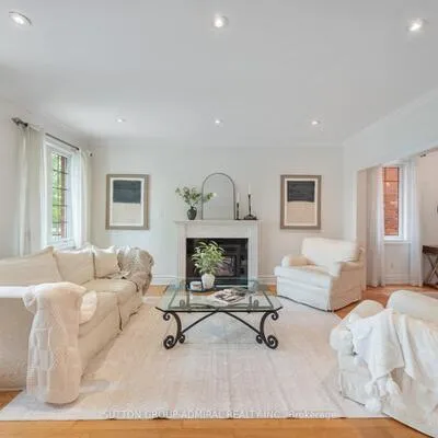 255,&nbsp;Cocksfield, Bathurst Manor, Toronto
