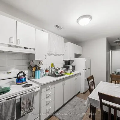527,&nbsp;Glengarry, Bedford Park-Nortown, Toronto