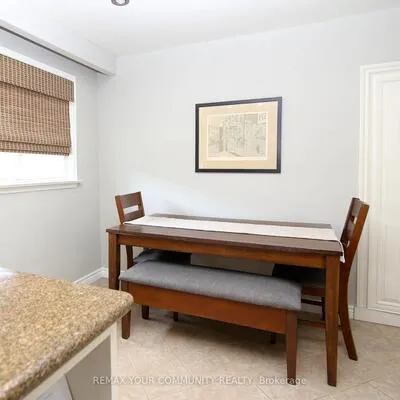 215,&nbsp;Honiton, Bathurst Manor, Toronto