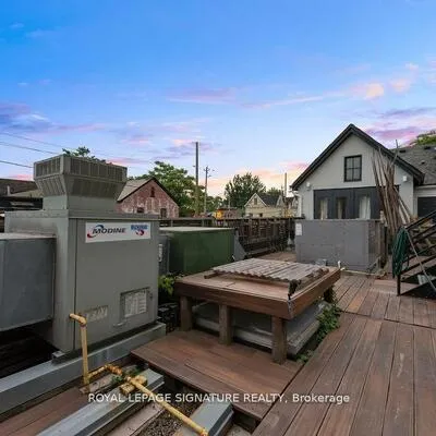 154,&nbsp;Harbord, Annex, Toronto