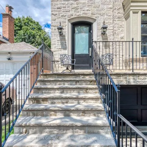 Premium freehold home for sale: 220, Joicey, Bedford Park-Nortown, Toronto