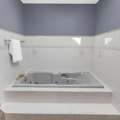 193,&nbsp;Codsell, Bathurst Manor, Toronto
