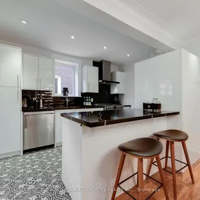 18,&nbsp;Earnscliffe, Oakwood Village, Toronto