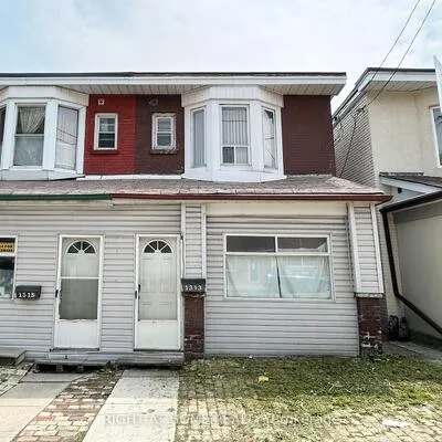 1313,&nbsp;Gerrard, Greenwood-Coxwell, Toronto