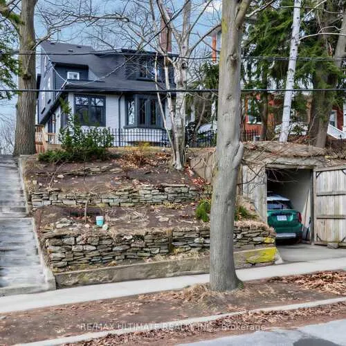 Premium freehold home for sale: 18, Blantyre, Birchcliffe-Cliffside, Toronto