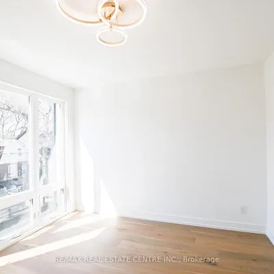 59,&nbsp;Jones, South Riverdale, Toronto