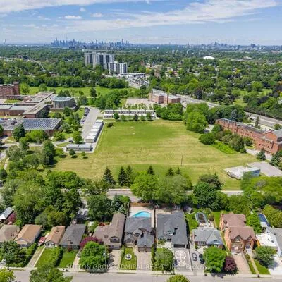 18,&nbsp;Thatcher, Cliffcrest, Toronto