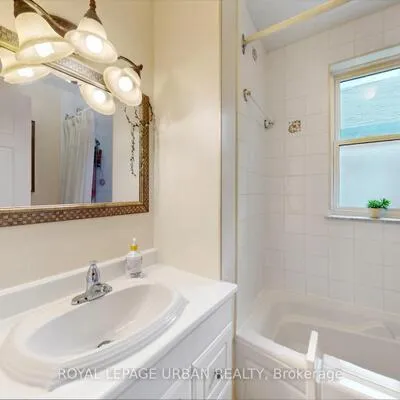 202,&nbsp;Virginia, Woodbine-Lumsden, Toronto