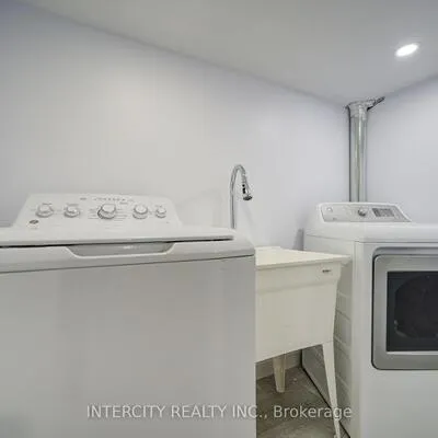 256,&nbsp;Blantyre, Birchcliffe-Cliffside, Toronto