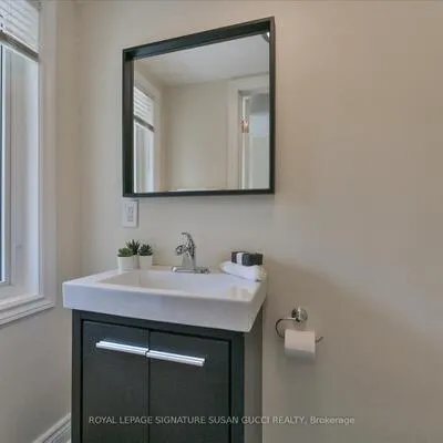 918,&nbsp;Greenwood, Danforth, Toronto