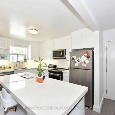 121,&nbsp;Fourth, New Toronto, Toronto