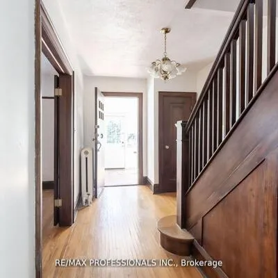 24,&nbsp;Queens, Mimico, Toronto