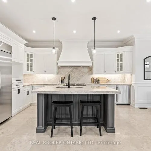 Premium freehold home for sale: 40, Hilldowntree, Edenbridge-Humber Valley, Toronto