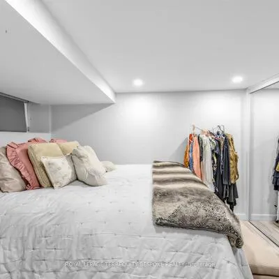 61,&nbsp;Chelsea, High Park North, Toronto
