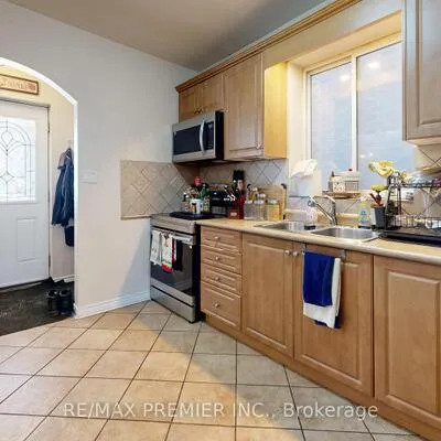 52,&nbsp;Montcalm, Briar Hill-Belgravia, Toronto