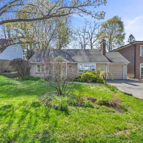 Premium freehold home for sale: 29, Robin Hood, Edenbridge-Humber Valley, Toronto