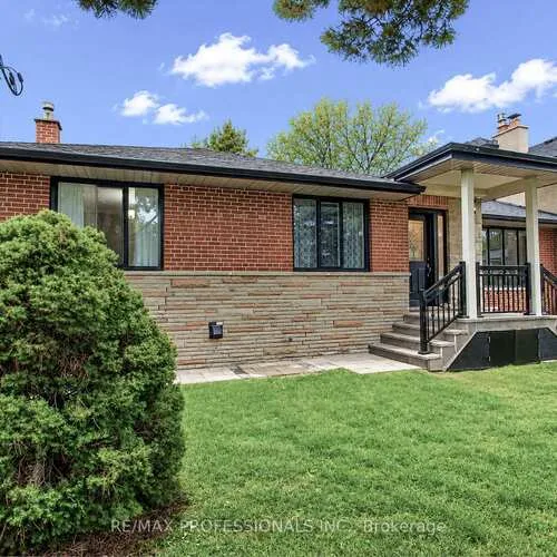 Premium freehold home for sale: 40, Cowley, Islington-City Centre West, Toronto
