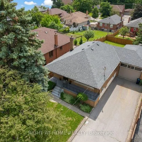 Premium freehold home for sale: 37, Garside, Brookhaven-Amesbury, Toronto