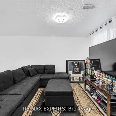 81,&nbsp;Hagar, Rockcliffe-Smythe, Toronto