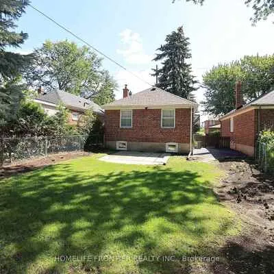 132,&nbsp;Wesley, Stonegate-Queensway, Toronto