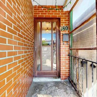 180,&nbsp;Gilbert, Caledonia-Fairbank, Toronto