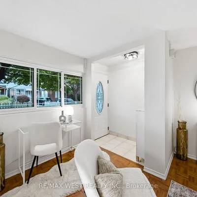 25,&nbsp;Batavia, Rockcliffe-Smythe, Toronto