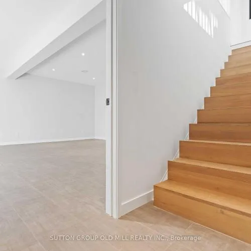Premium freehold home for sale: 14, Parson, Brookhaven-Amesbury, Toronto